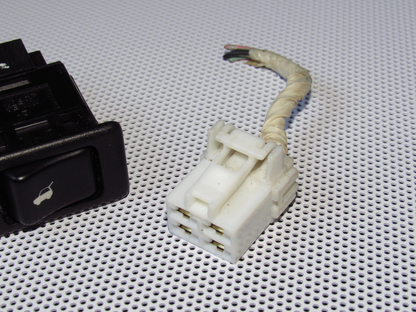99-00 Infiniti QX4 OEM Tailgate Trunk Door Release Switch Pigtail Harness Connector