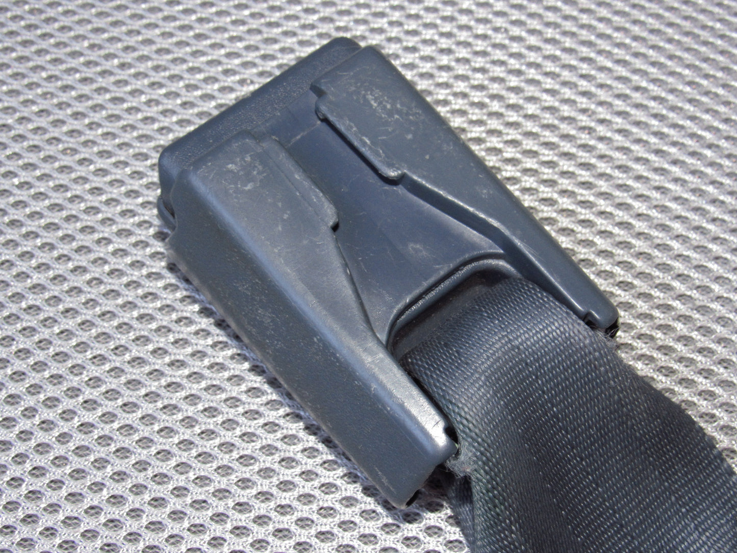 90-95 Nissan Pathfinder OEM Rear Seat Belt Buckle Receiver