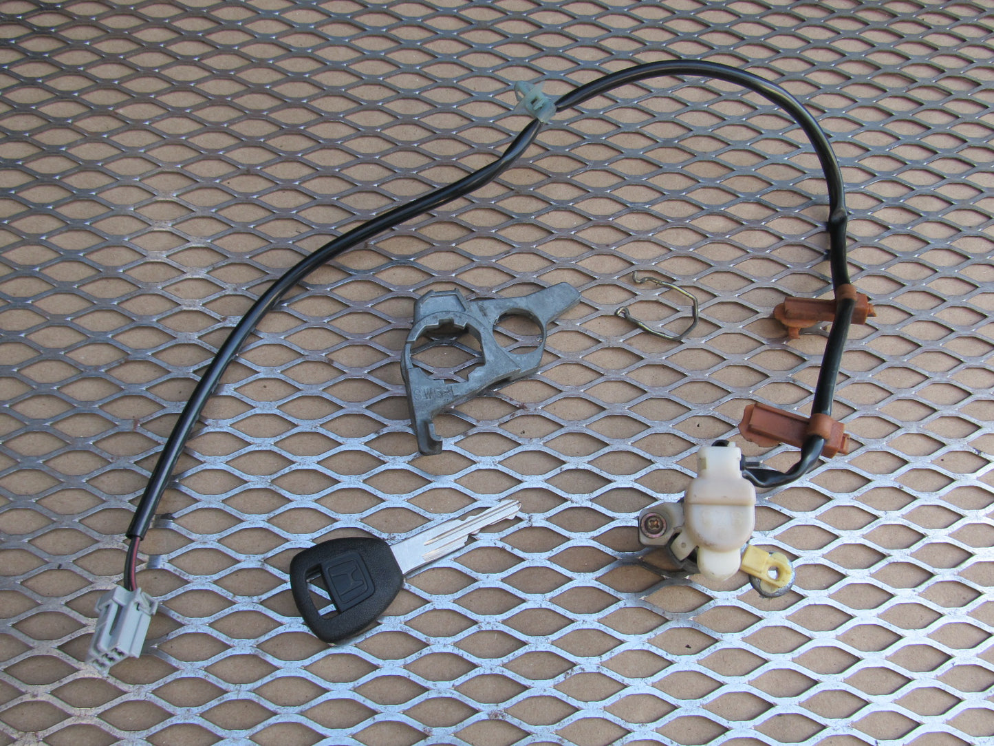 97 98 99 00 01 Honda Prelude OEM Door Lock Cylinder Tumbler - Left