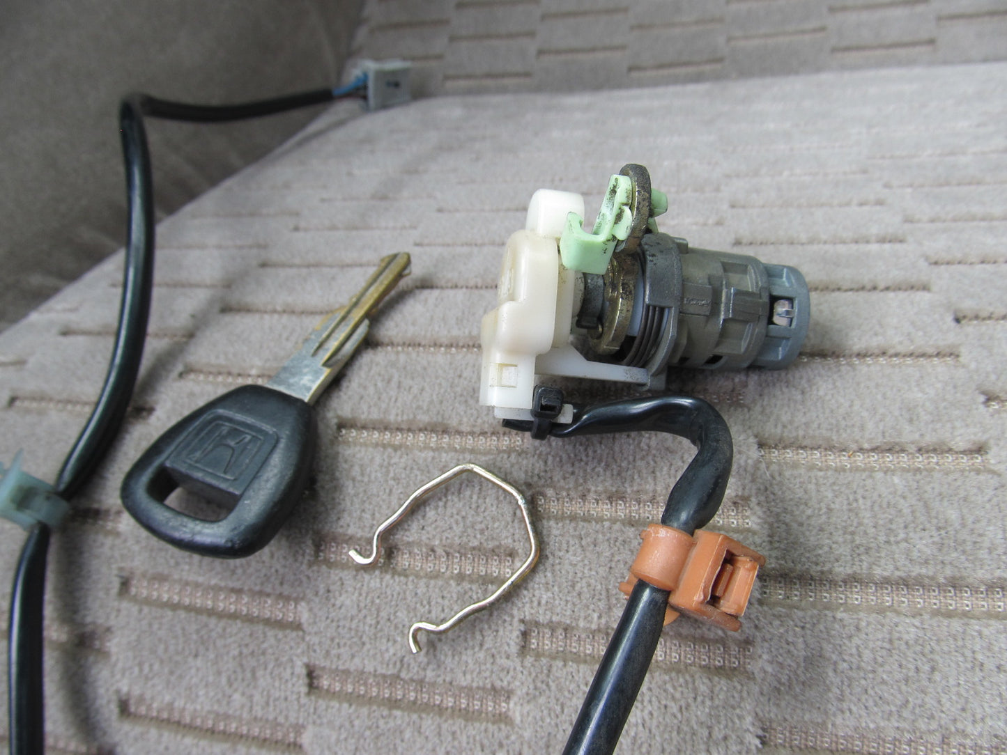 97 98 99 00 01 Honda Prelude OEM Door Lock Cylinder Tumbler - Right