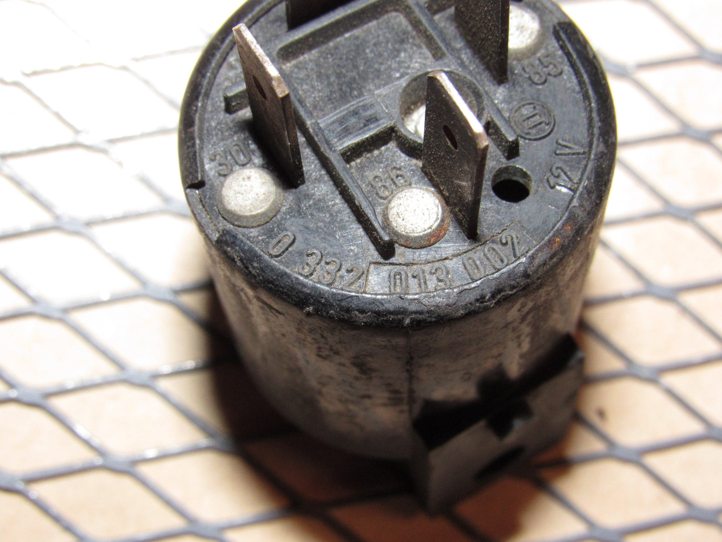 77-95 Mercedes Benz T1 Van OEM Relay 0 332 013 002