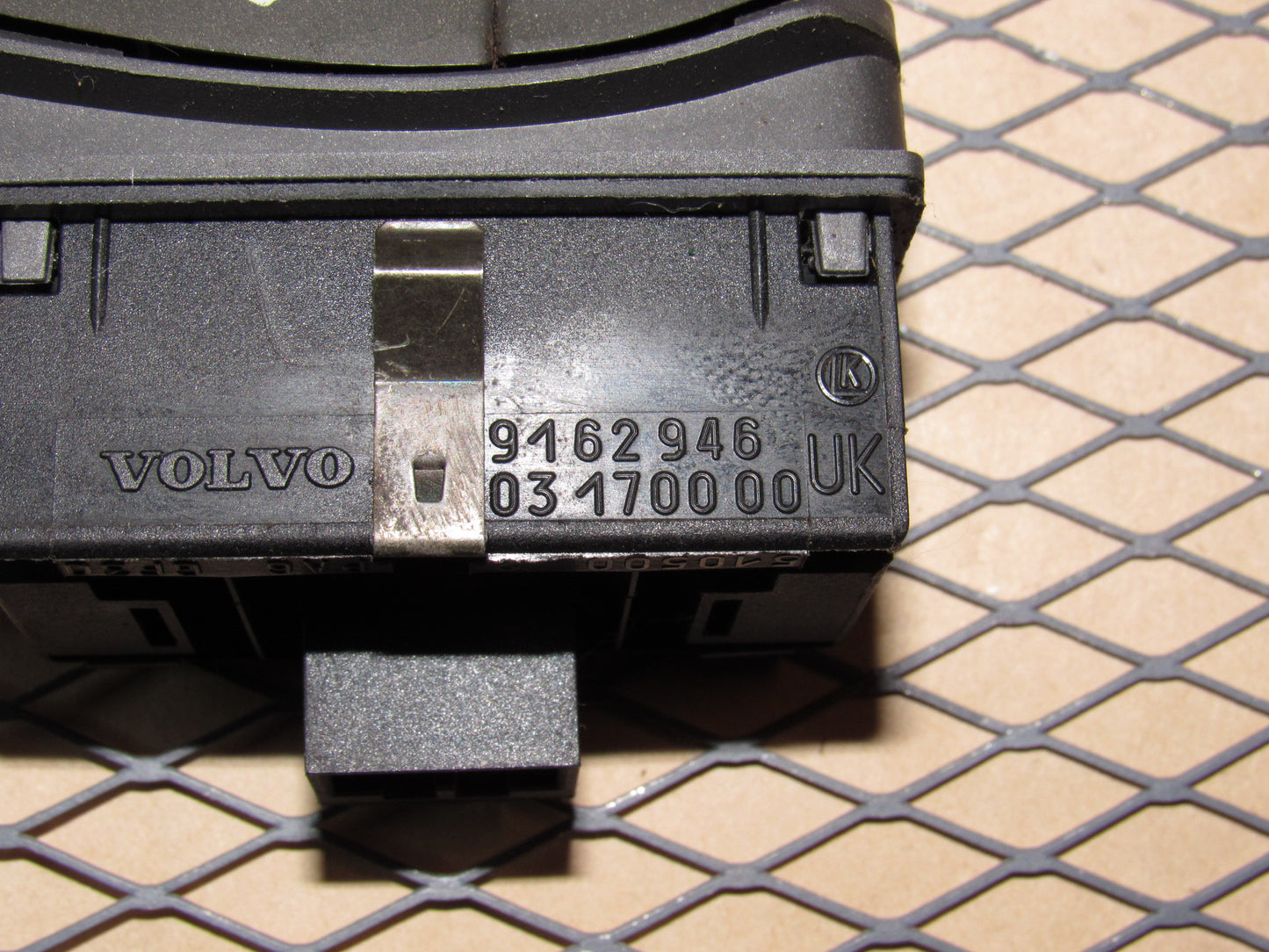 98 99 00 Volvo V70 OEM Trunk & Fuel Door Release Opener Switch
