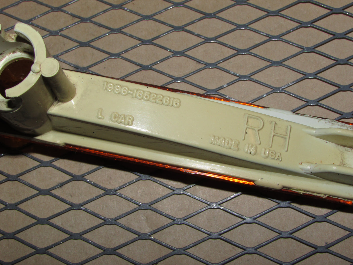 97 98 99 00 01 02 03 04 05 Chevrolet Malibu OEM Front Side Marker Light Lamp - Right