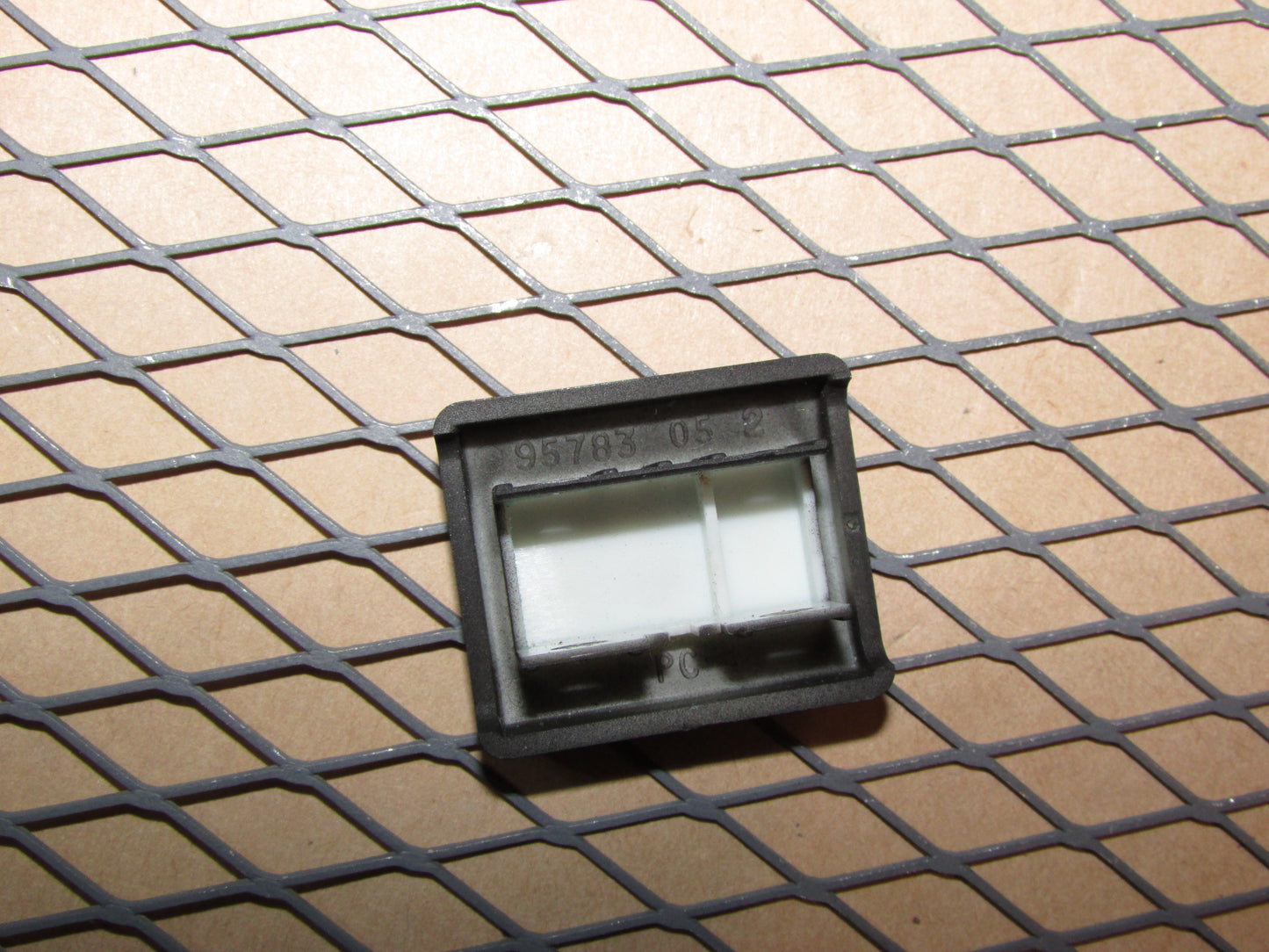 99 00 01 02 Land Rover Discovery 2 OEM Fuel Gas Door Release Switch Cap