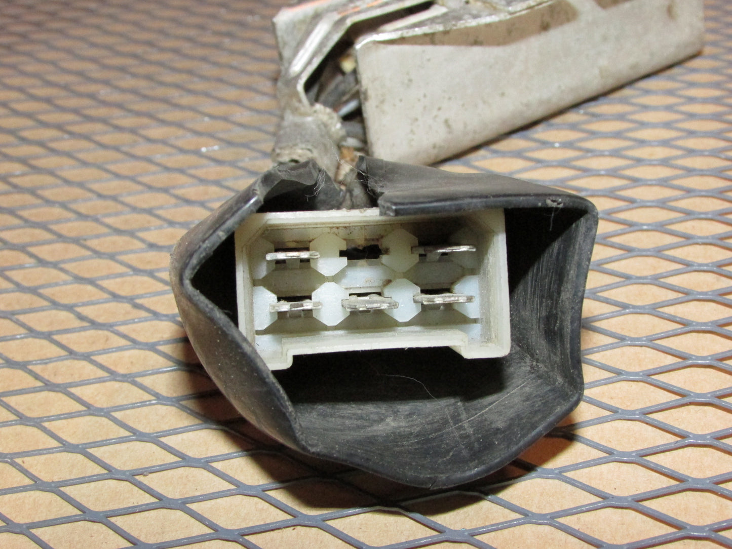 75 76 Datsun 280z OEM Fuel Injector Dropping Resistor A15-000 004