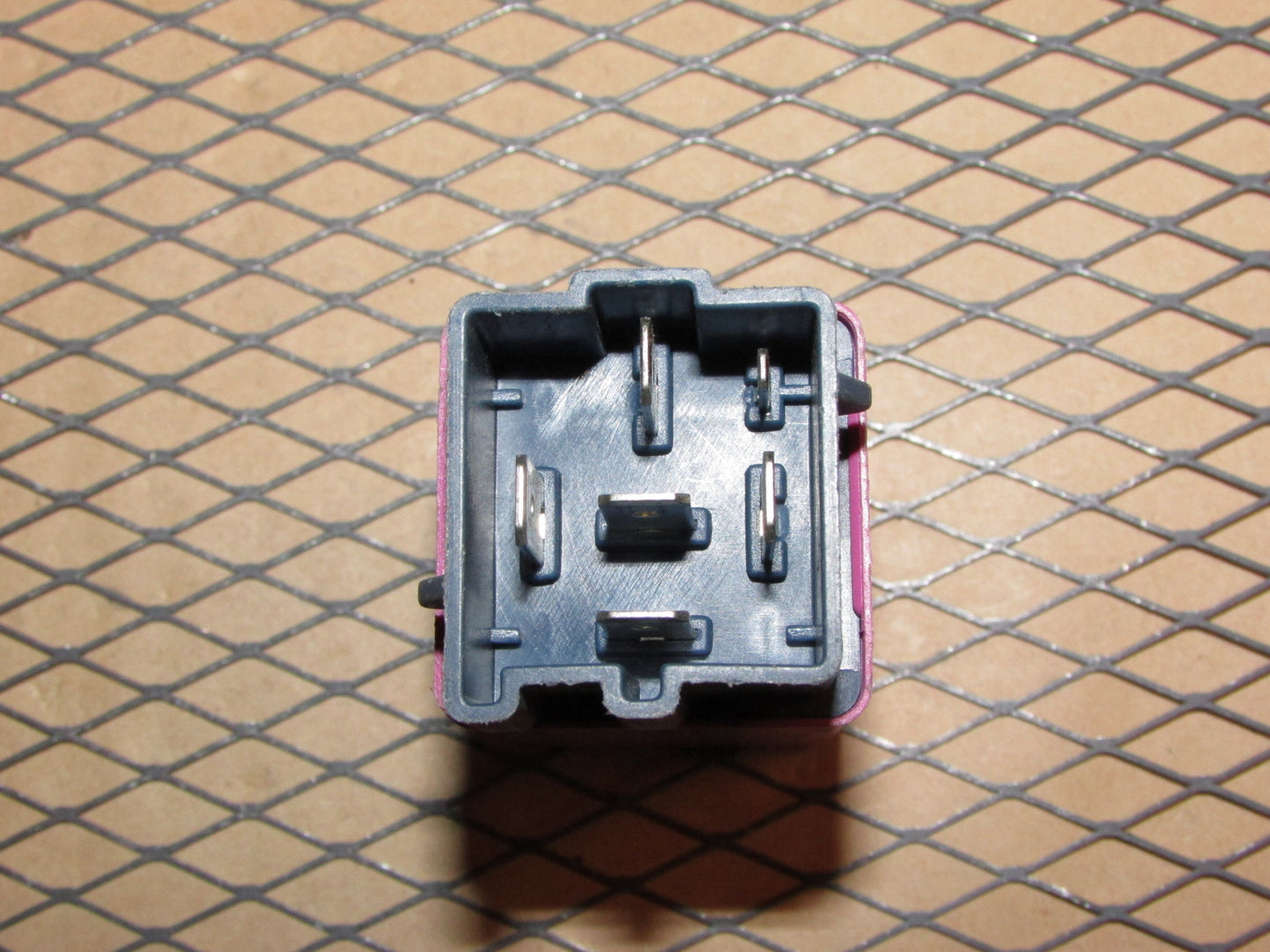 Volvo Relay K 204 / 91 28 136 / 89 8704 000 12v PA6-GF30