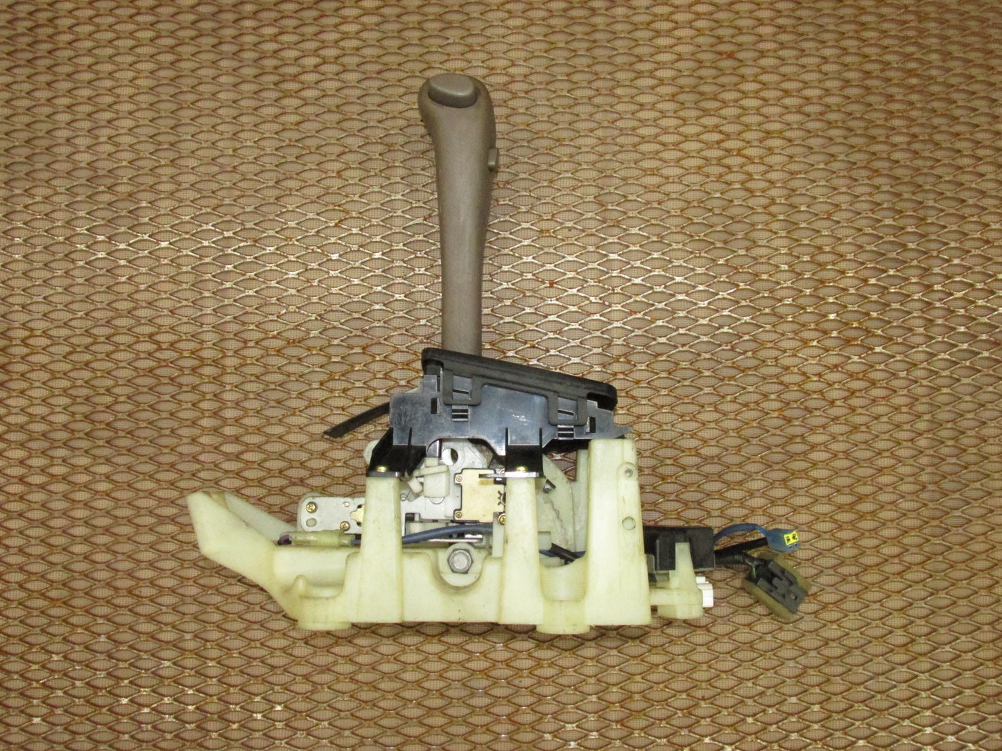 92 93 94 95 96 Toyota Camry OEM A/T Shifter Assembly