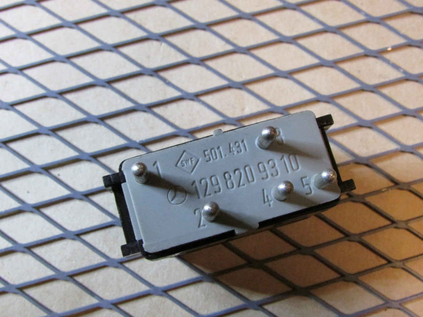 90 91 92 93 Mercedes Benz 300D OEM ANT Antenna Switch