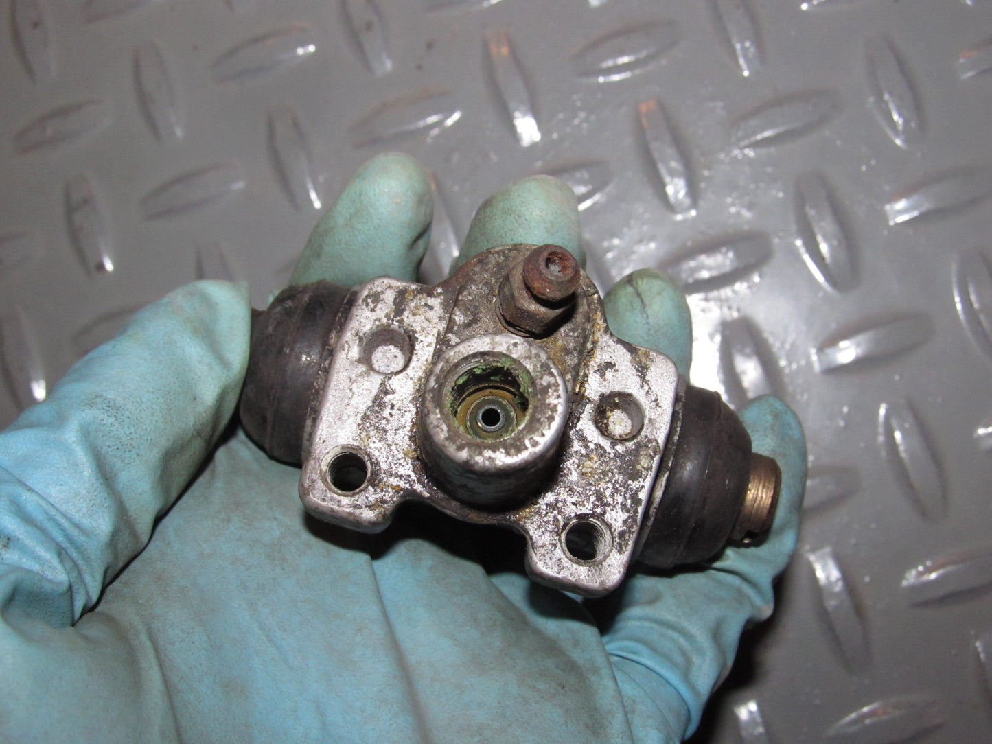 88 89 Honda CRX Rear Wheel Drum Brake Cylinder - Right