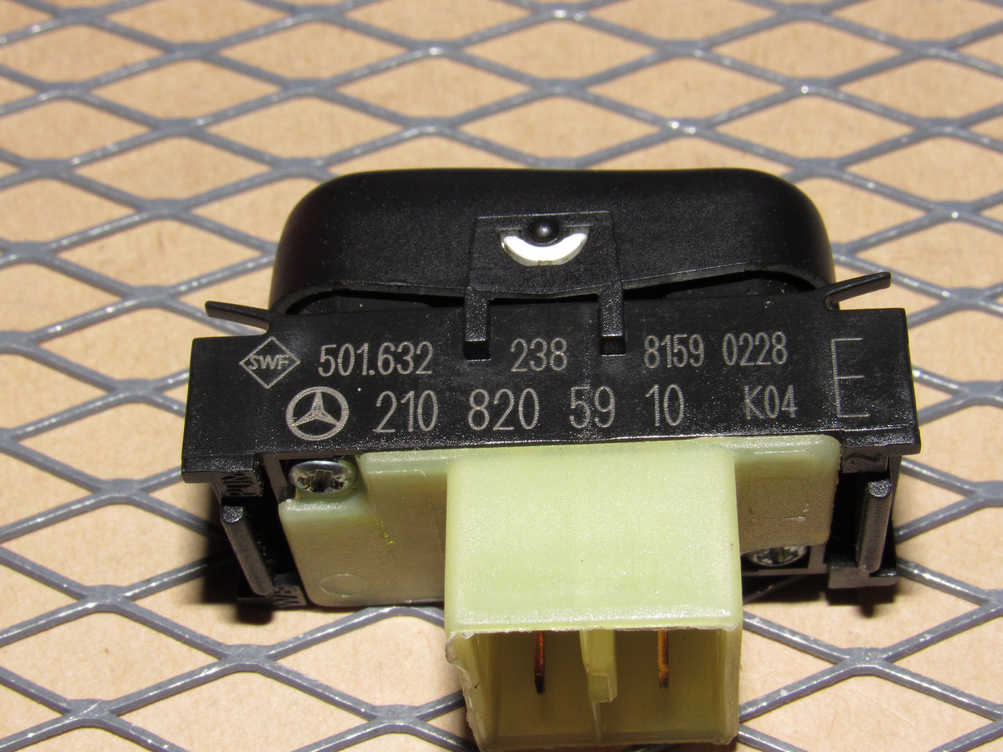 97 98 99 00 01 02 03 04 Mercedes SLK 230 OEM Rear Wheel Release Tow Switch