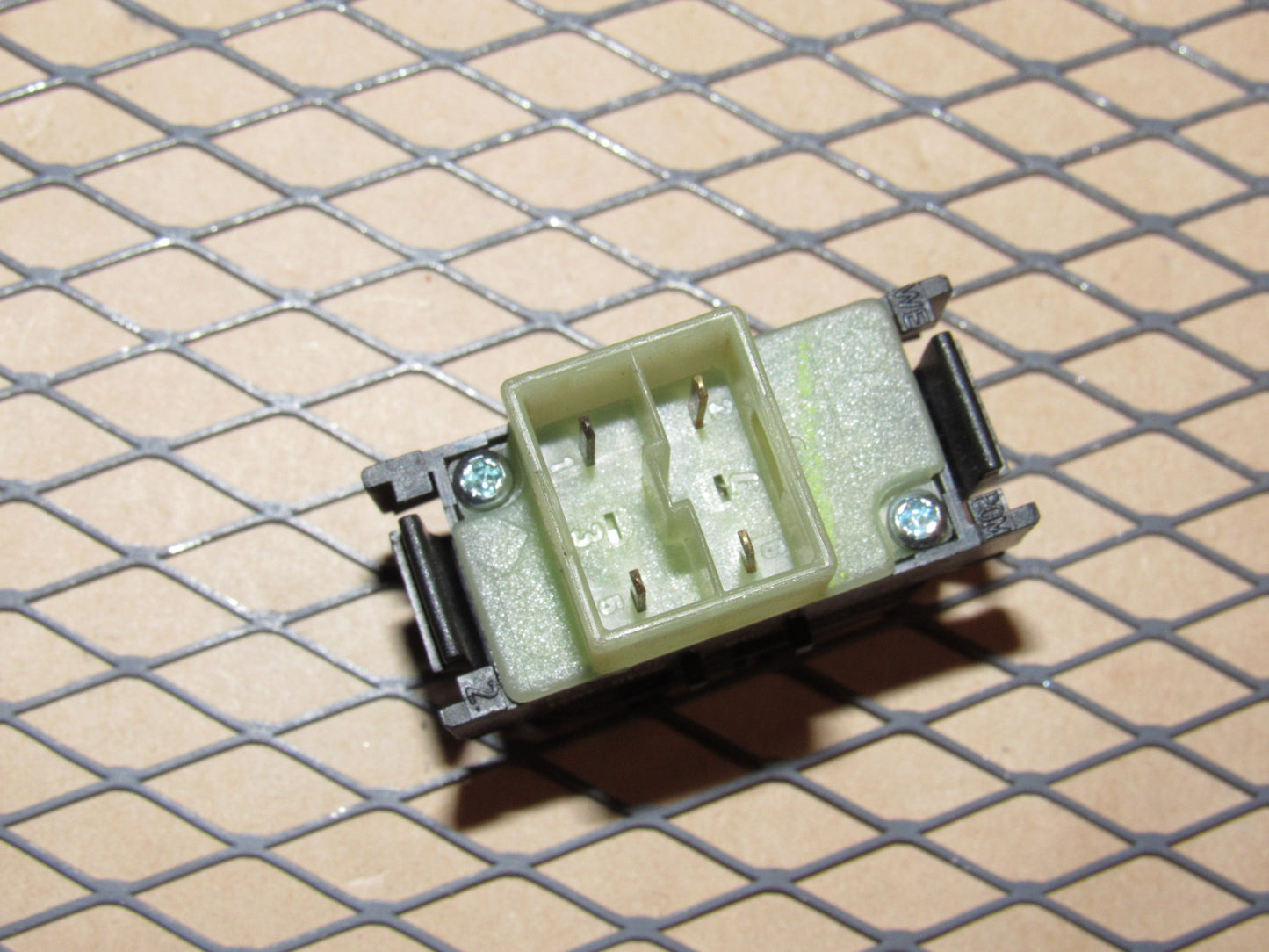 96 97 98 99 00 01 02 Mercedes E320 OEM Rear Wheel Release Tow Switch