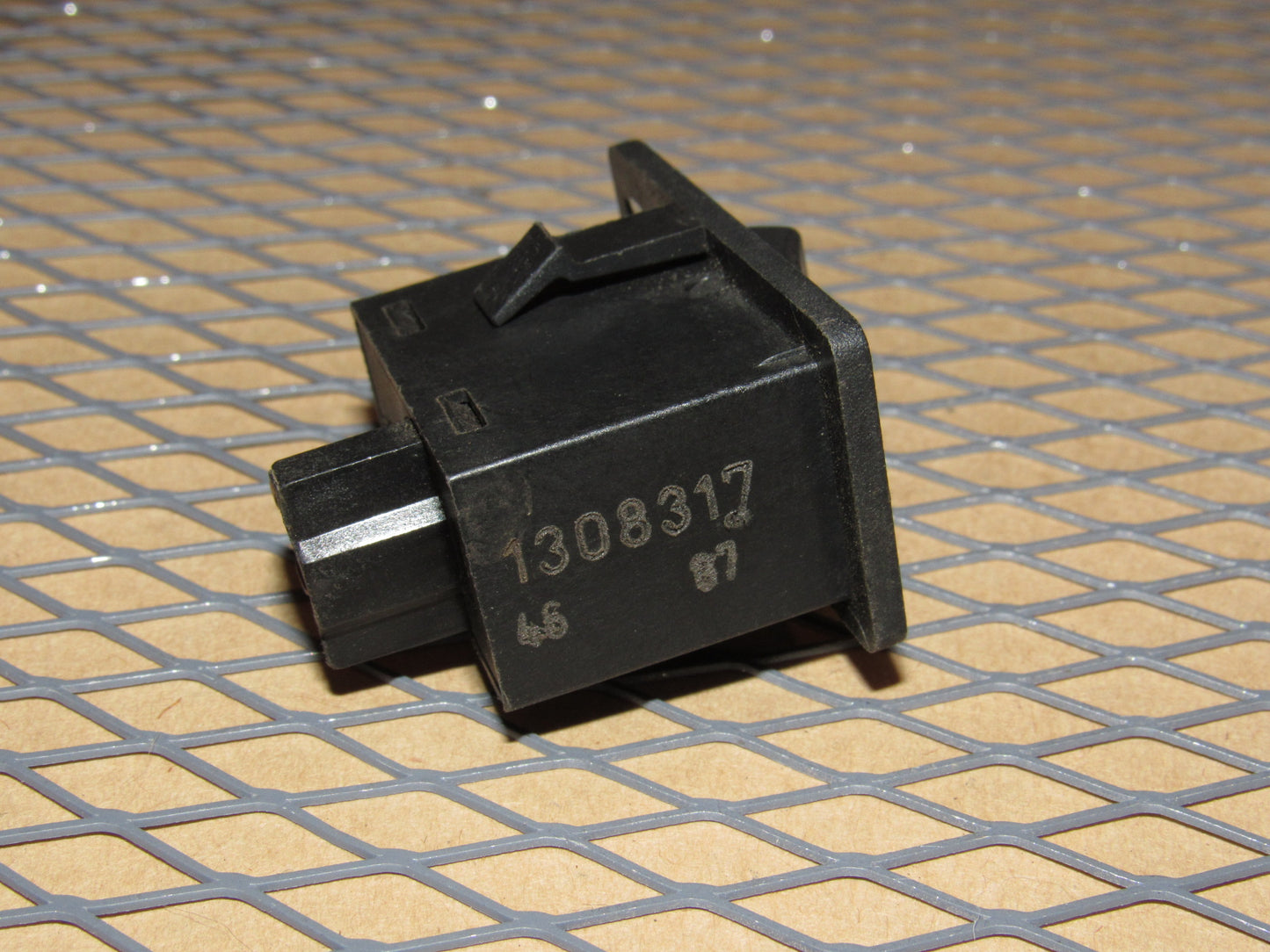 85 86 87 88 89 90 Volvo 740 OEM Power Antenna Switch