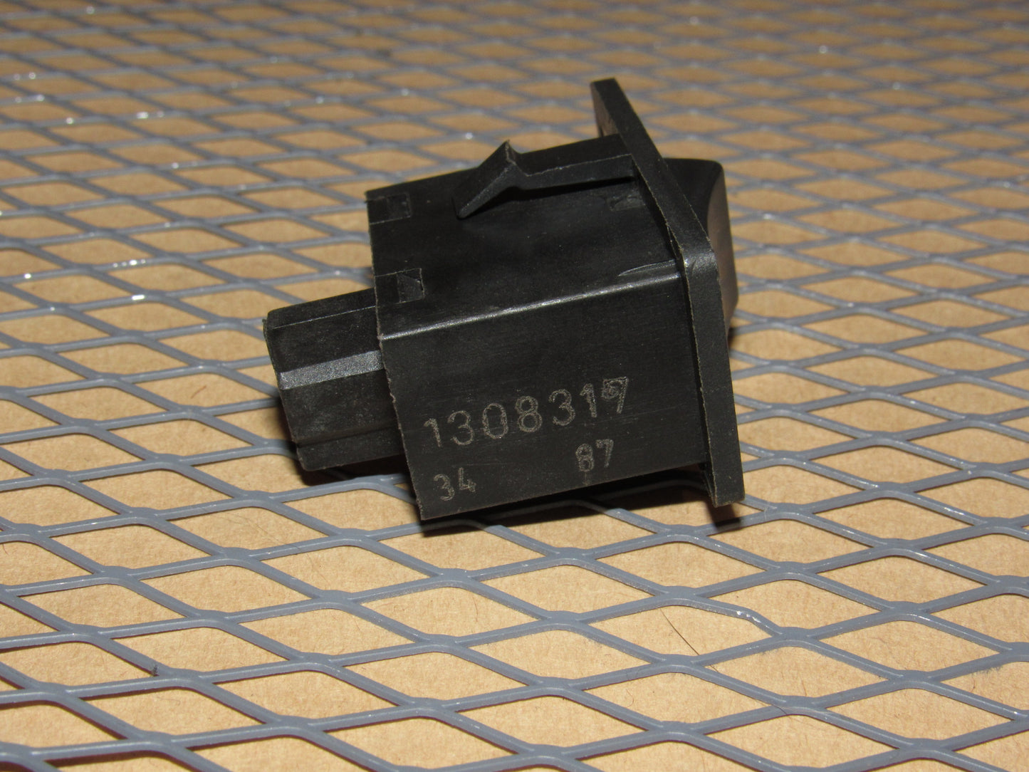 85 86 87 88 89 90 Volvo 740 OEM Power Antenna Switch