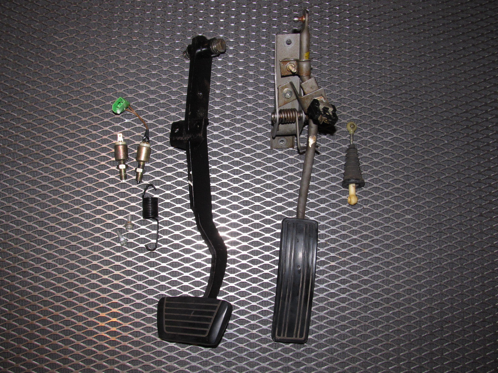 81 82 83 Datsun 280zx OEM A/T Brake & Gas Pedal Assembly – Autopartone