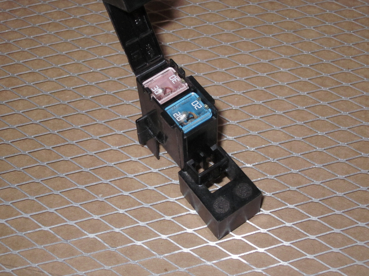 Volvo Fuse Holder 20A & 30A Fuse