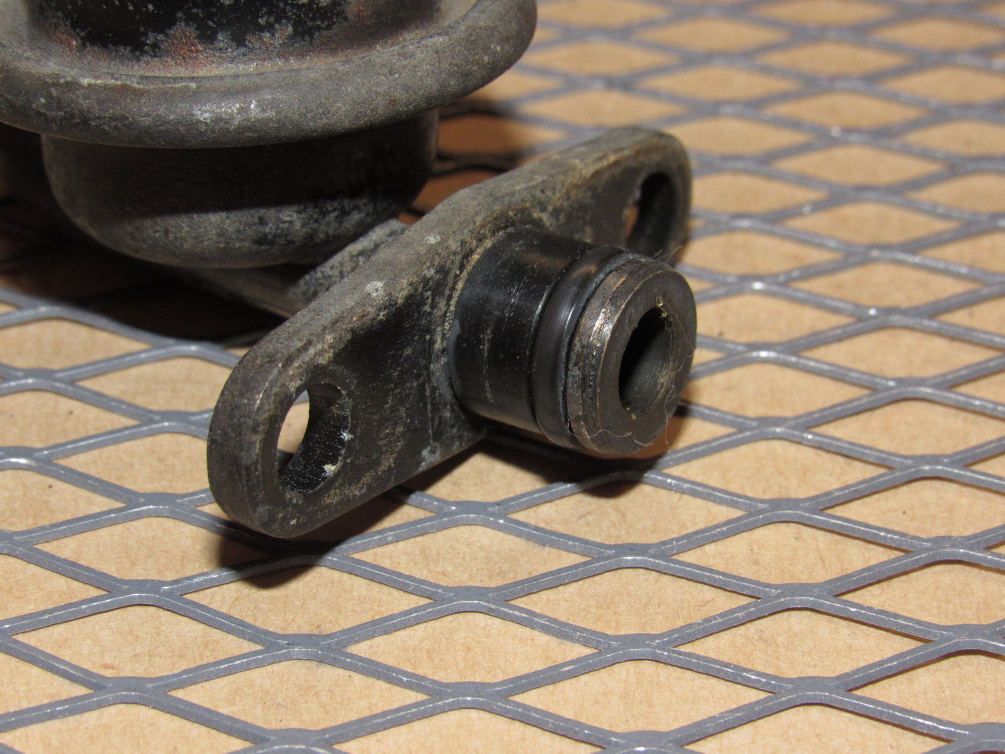 93 94 95 Mazda RX7 OEM Primary Fuel Rail Pressure Regulator