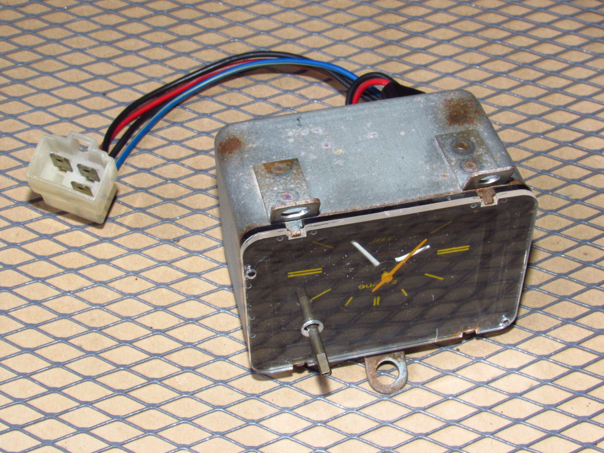 81-83 Mazda RX7 OEM Dash Analog Clock – Autopartone