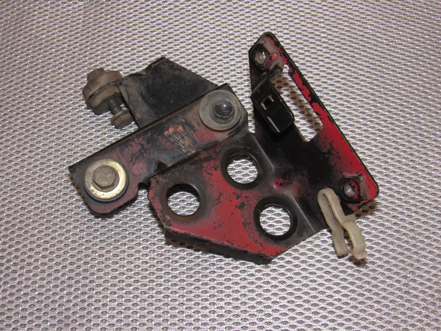 84 85 86 87 88 89 Nissan 300zx OEM AIV Air Injection Valve Mounting Bracket