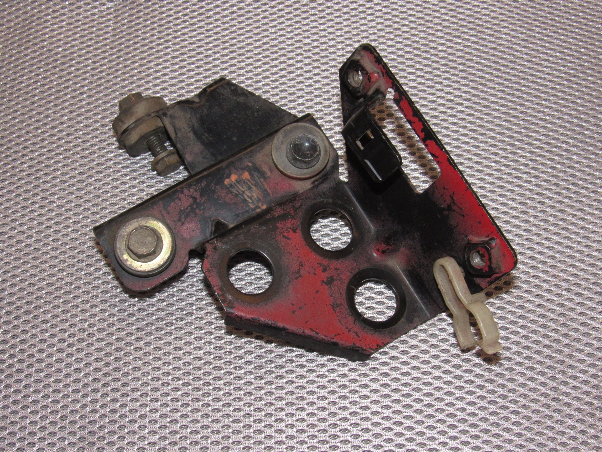 84 85 86 87 88 89 Nissan 300zx OEM AIV Air Injection Valve Mounting Bracket