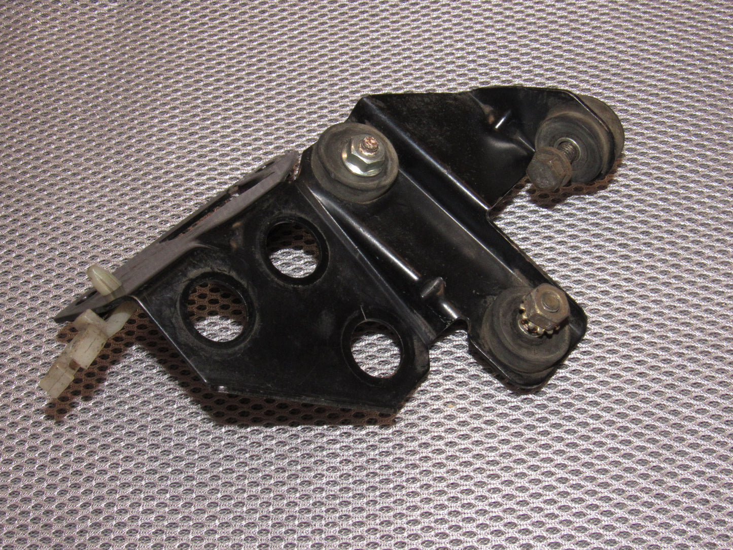 84 85 86 87 88 89 Nissan 300zx OEM AIV Air Injection Valve Mounting Bracket