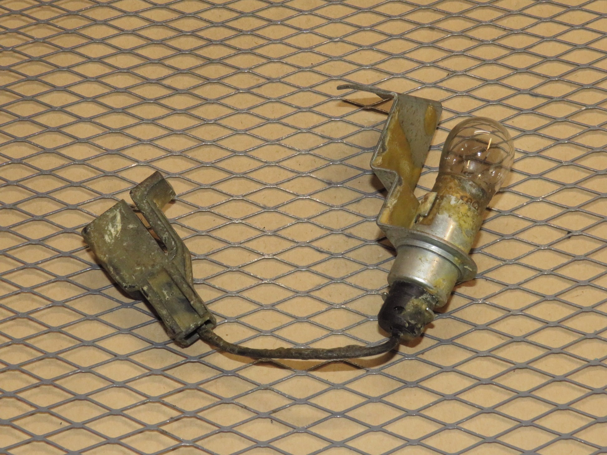 81 82 83 84 85 86 87 88 Chevrolet Monte Carlo OEM Trunk Light Lamp Bulb Socket