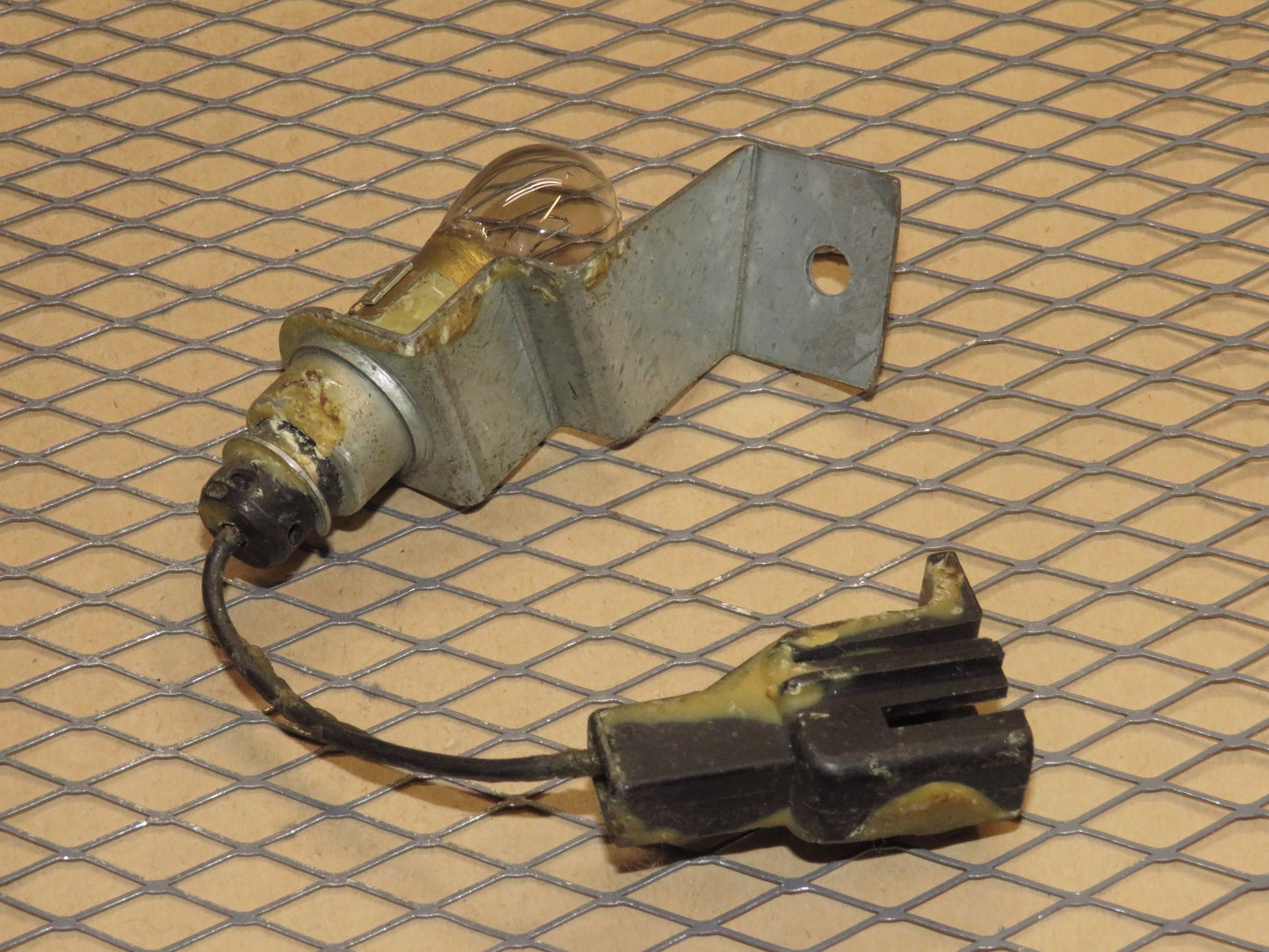 81 82 83 84 85 86 87 88 Chevrolet Monte Carlo OEM Trunk Light Lamp Bulb Socket