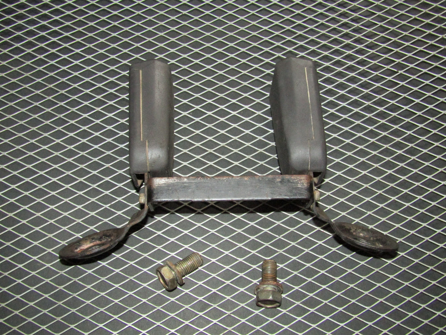 94 95 96 97 Mitsubishi 3000GT OEM Rear Seat Belt Buckle Receiver