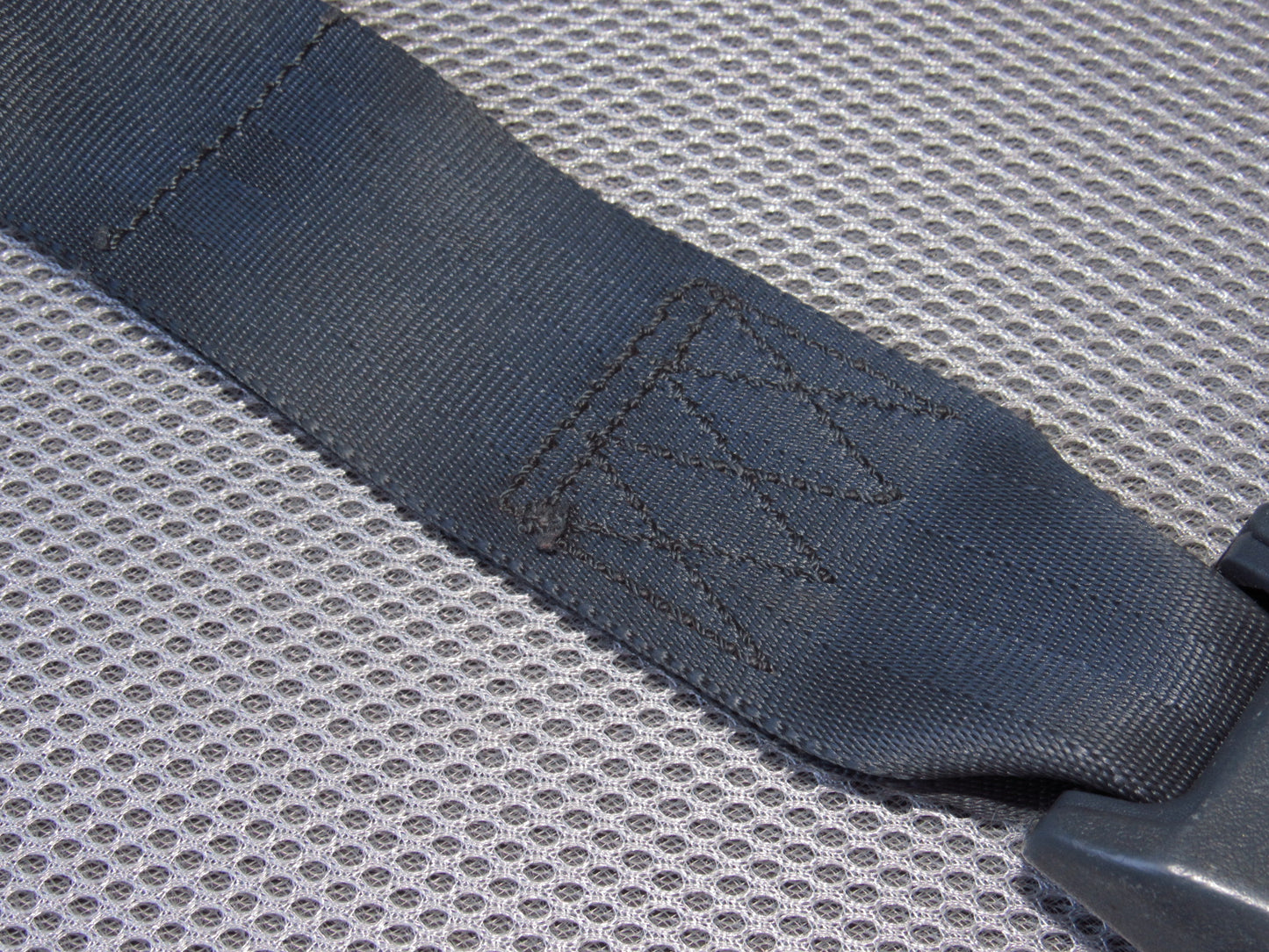 90-95 Nissan Pathfinder OEM Rear Seat Belt Buckle Receiver
