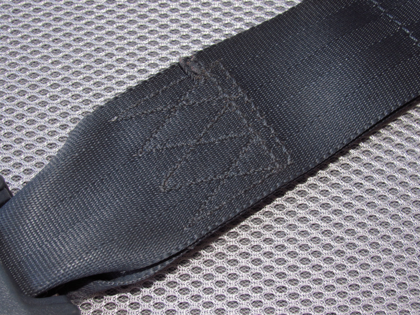 90-95 Nissan Pathfinder OEM Rear Seat Belt Buckle Receiver