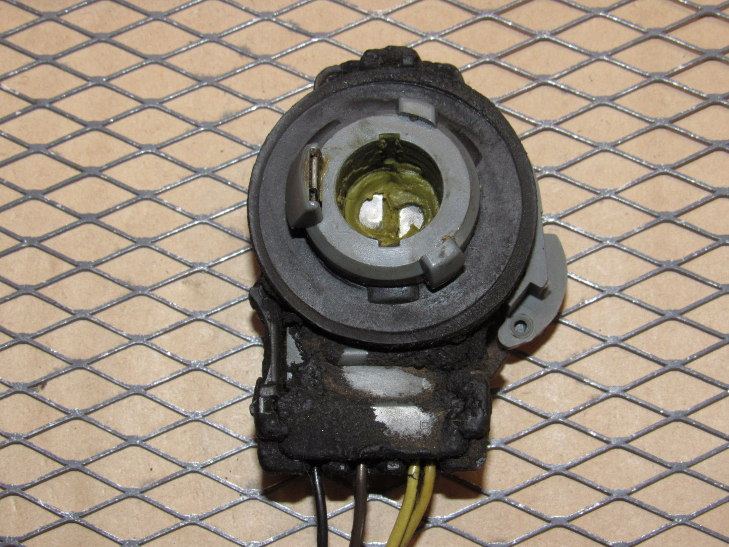 91 92 93 94 95 96 Chevrolet Corvette OEM Outer Tail Light Lamp Bulb Socket - Right