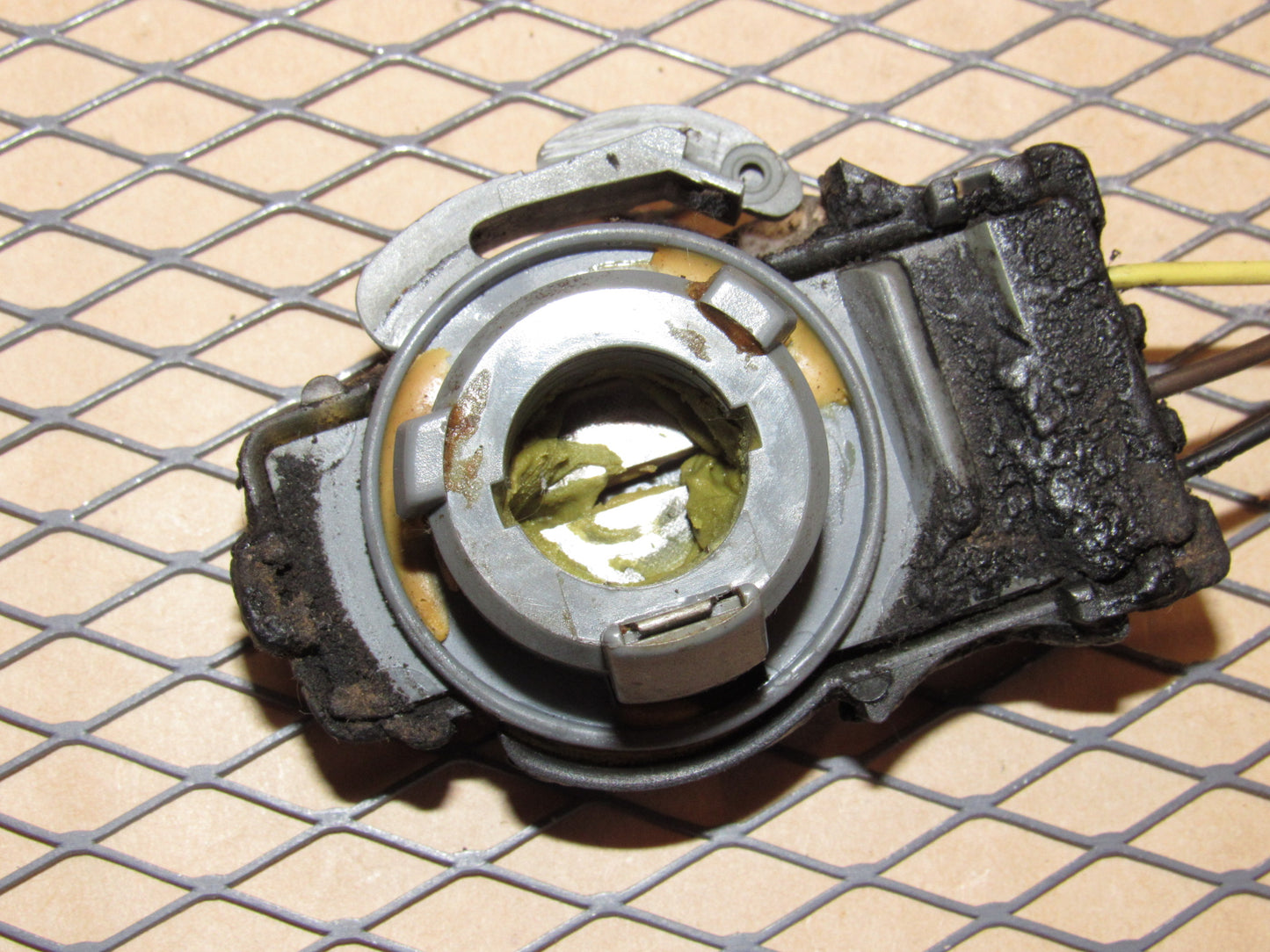 91 92 93 94 95 96 Chevrolet Corvette OEM Inner Tail Light Lamp Bulb Socket - Right