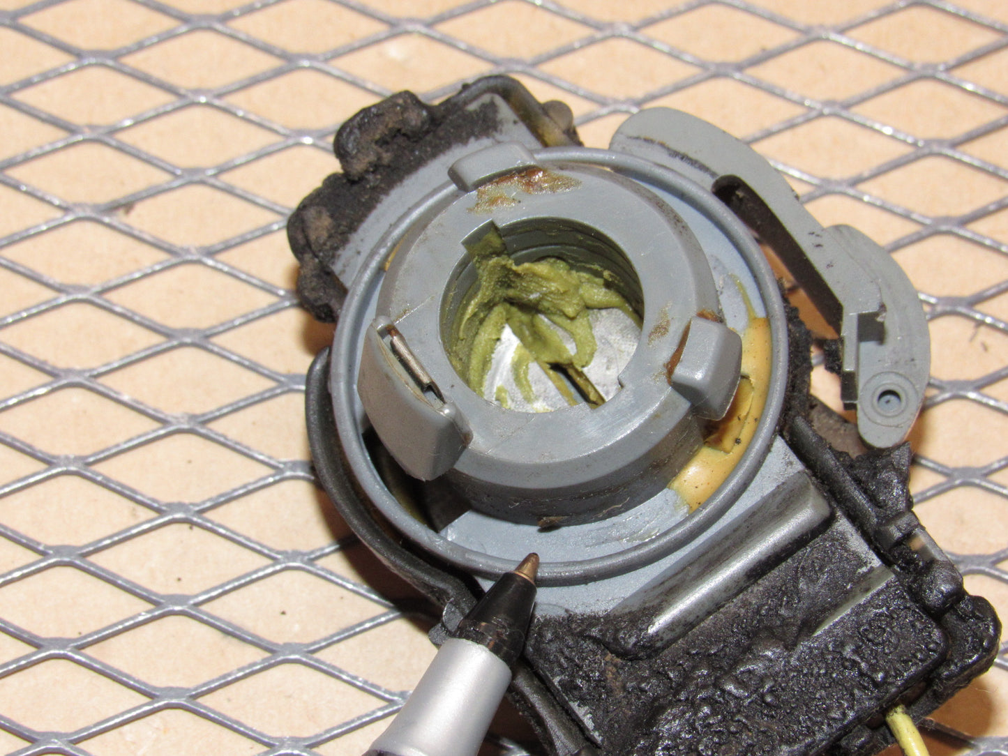 91 92 93 94 95 96 Chevrolet Corvette OEM Inner Tail Light Lamp Bulb Socket - Right