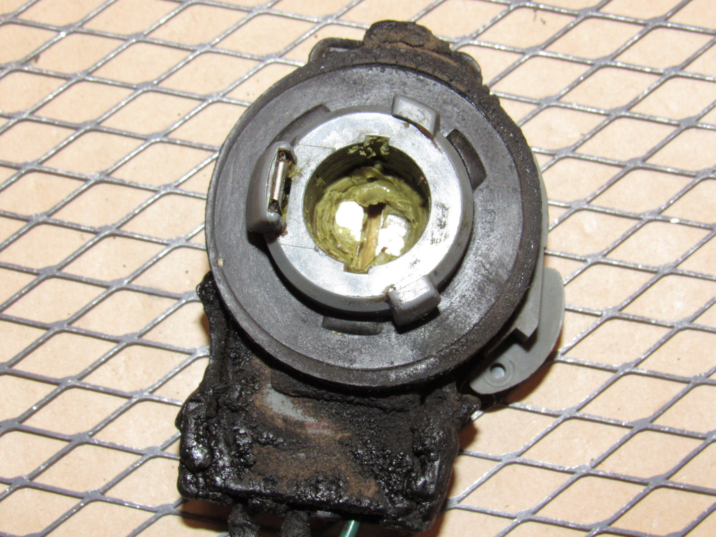 91 92 93 94 95 96 Chevrolet Corvette OEM Inner Tail Light Lamp Bulb Socket - Left