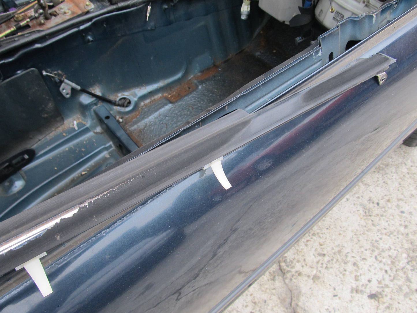 91 92 93 94 95 Toyota MR2 OEM Exterior Window Guide Moulding - Right