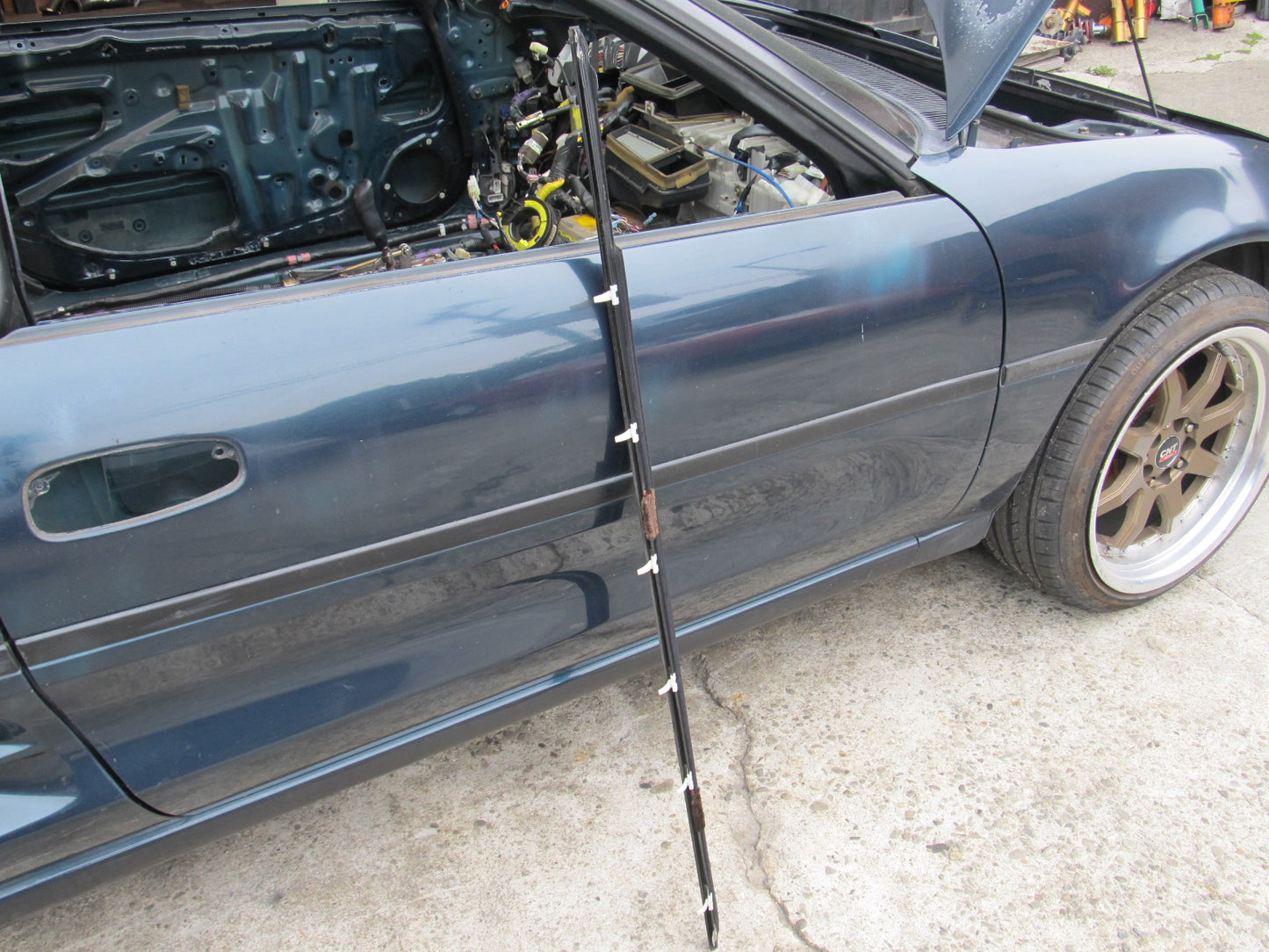 91 92 93 94 95 Toyota MR2 OEM Exterior Window Guide Moulding - Right