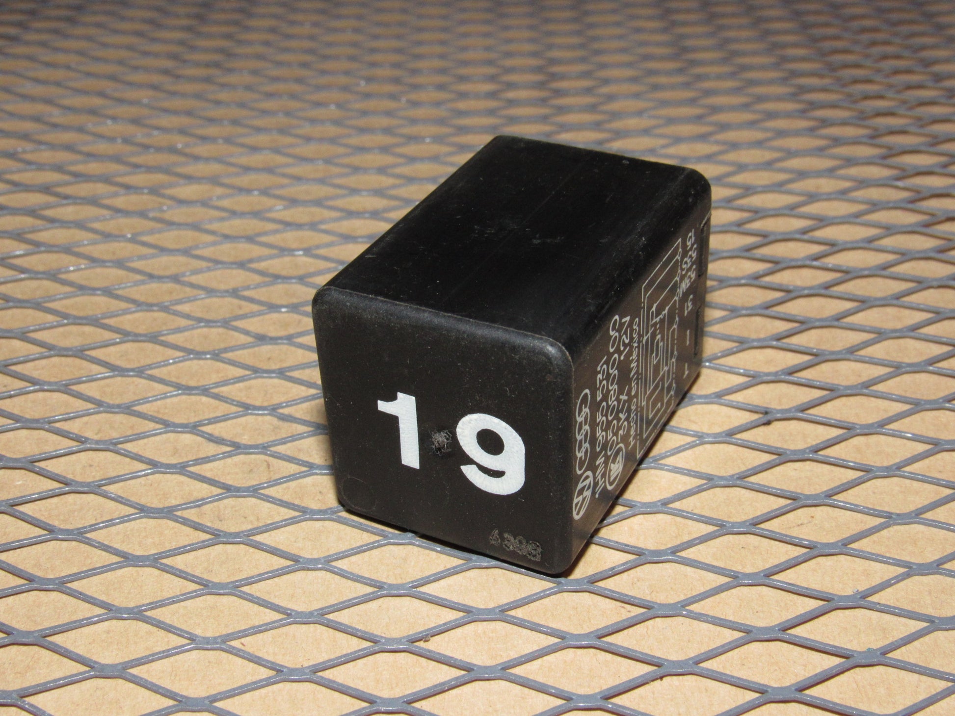 Audi & Volkswagen Relay (19) 1HM 955 531