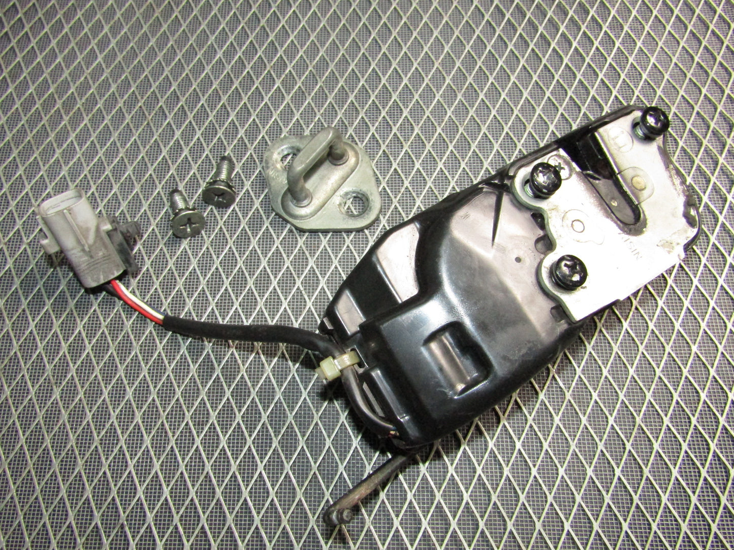87-91 Toyota Crown Royal Saloon OEM Door Latch & Striker - Front Right