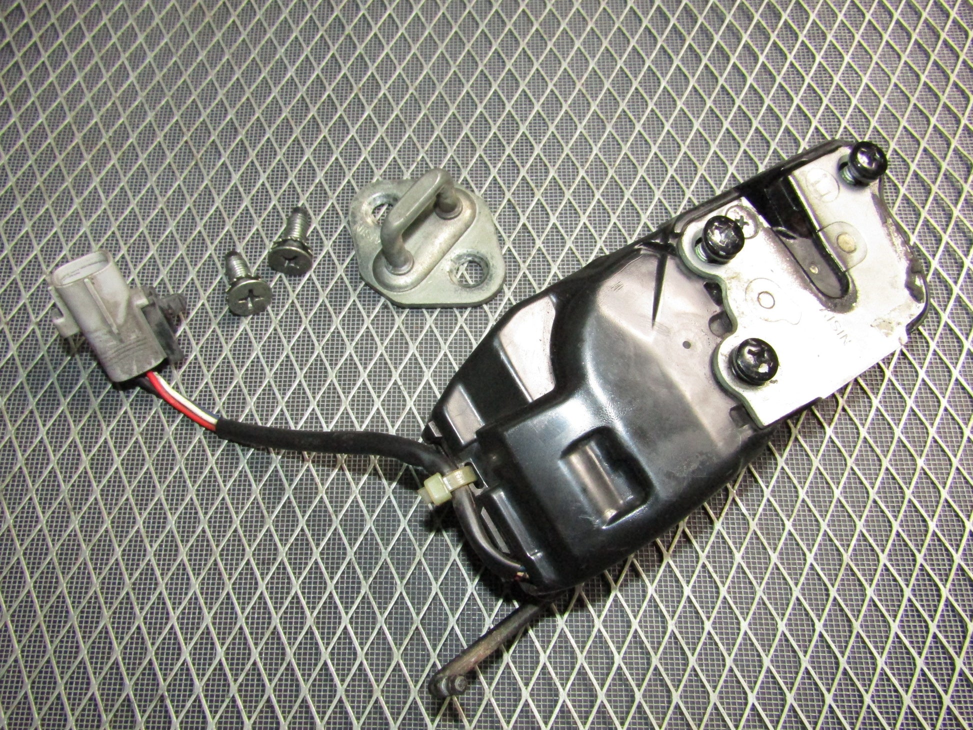 87-91 Toyota Crown Royal Saloon OEM Door Latch & Striker - Front Right