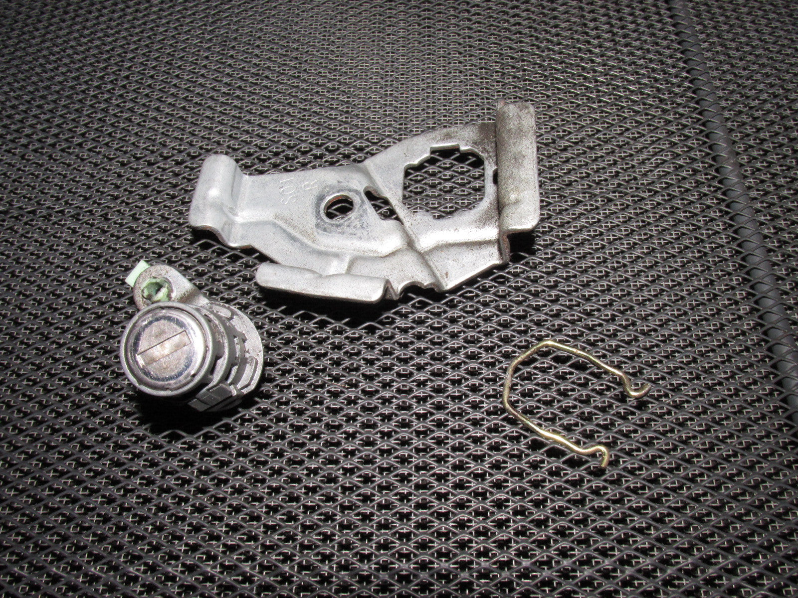 96 97 98 99 00 Honda Civic OEM Door Lock Cylinder & Bracket - Key - R