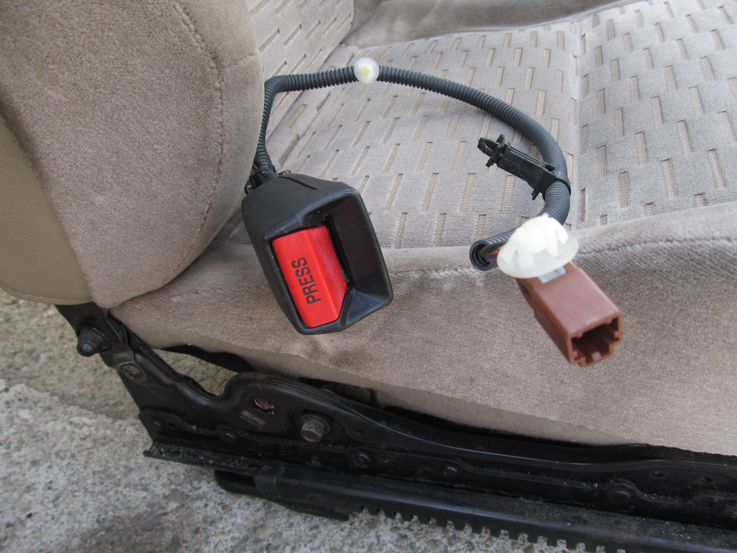 97 98 99 00 01 Honda Prelude OEM Front Seat Belt Buckle Receiver - Left