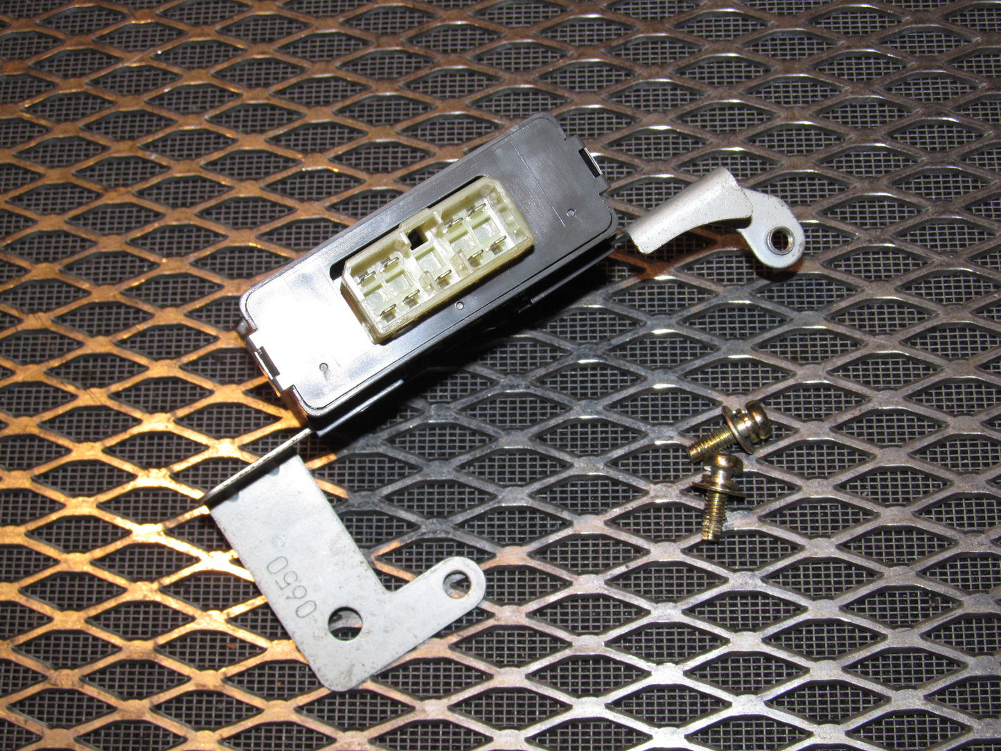 94 95 96 97 Mitsubishi 3000GT OEM Antenna Relay