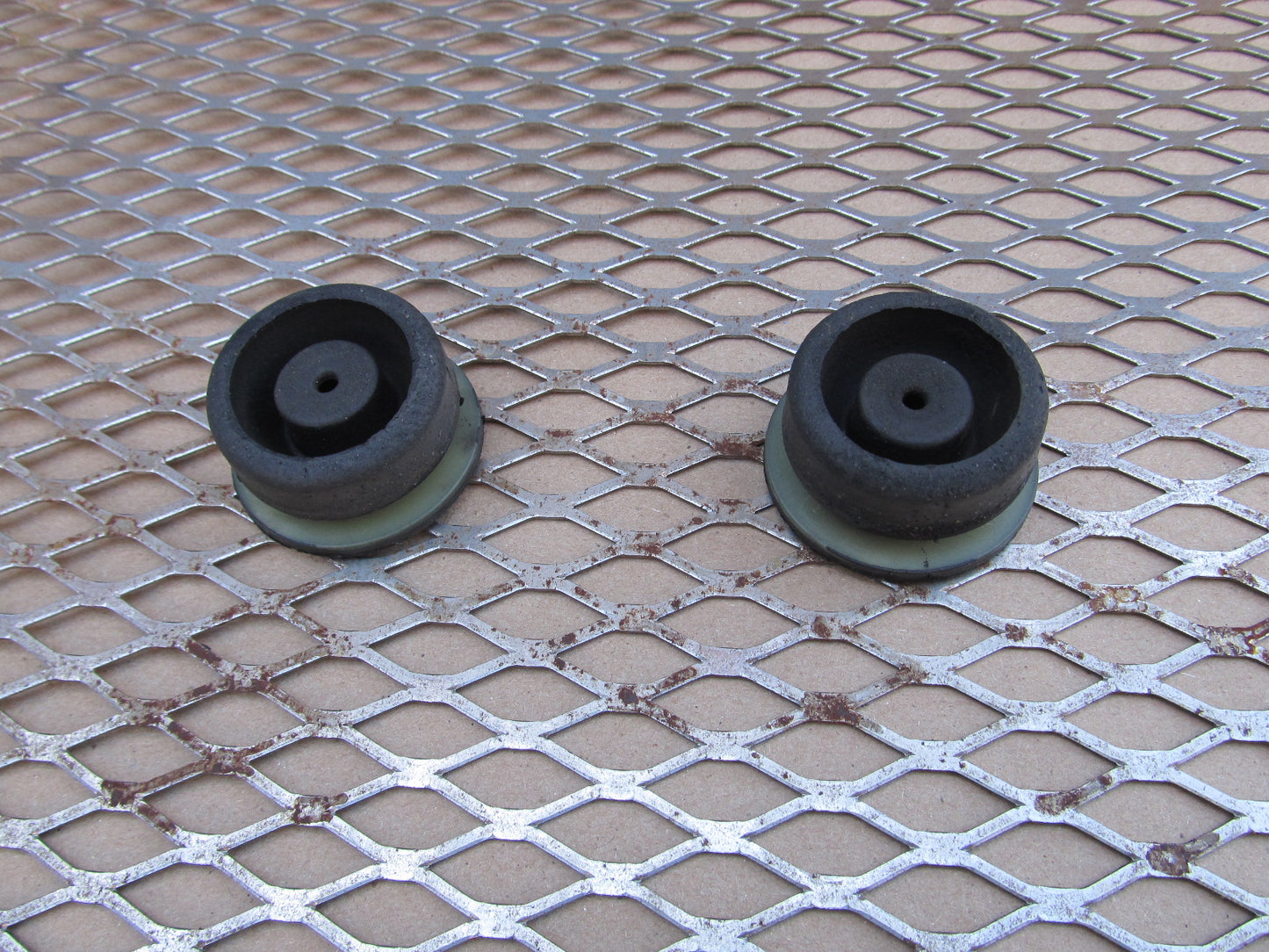 97 98 99 00 01 Honda Prelude OEM Lower Radiator Holder Mount Bushing