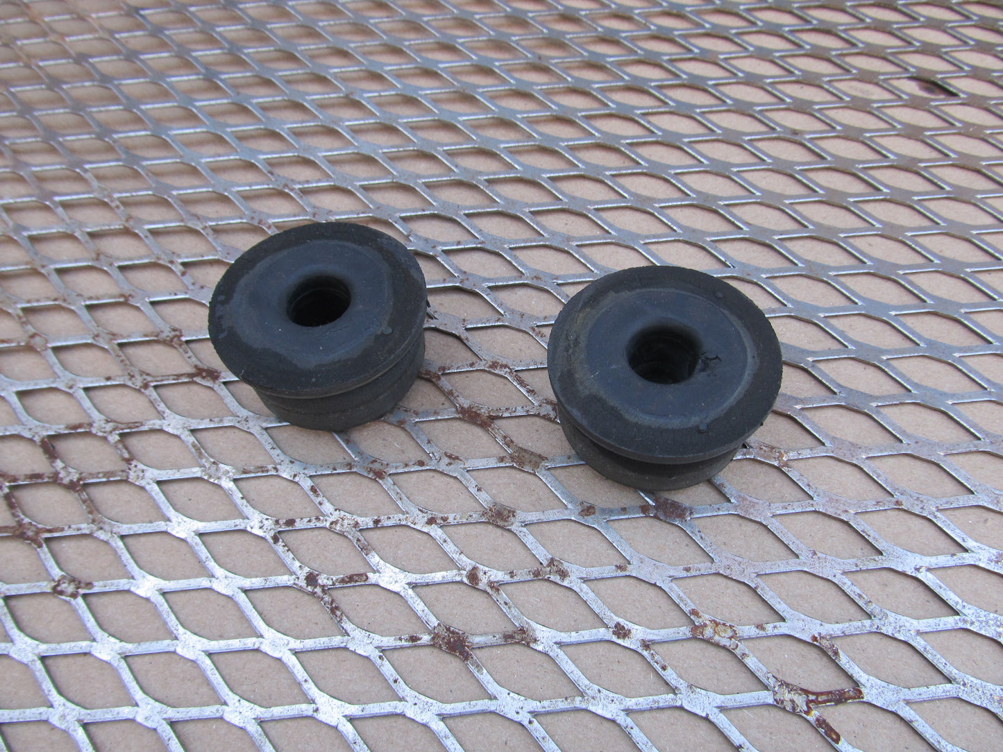 97 98 99 00 01 Honda Prelude OEM Lower Radiator Holder Mount Bushing