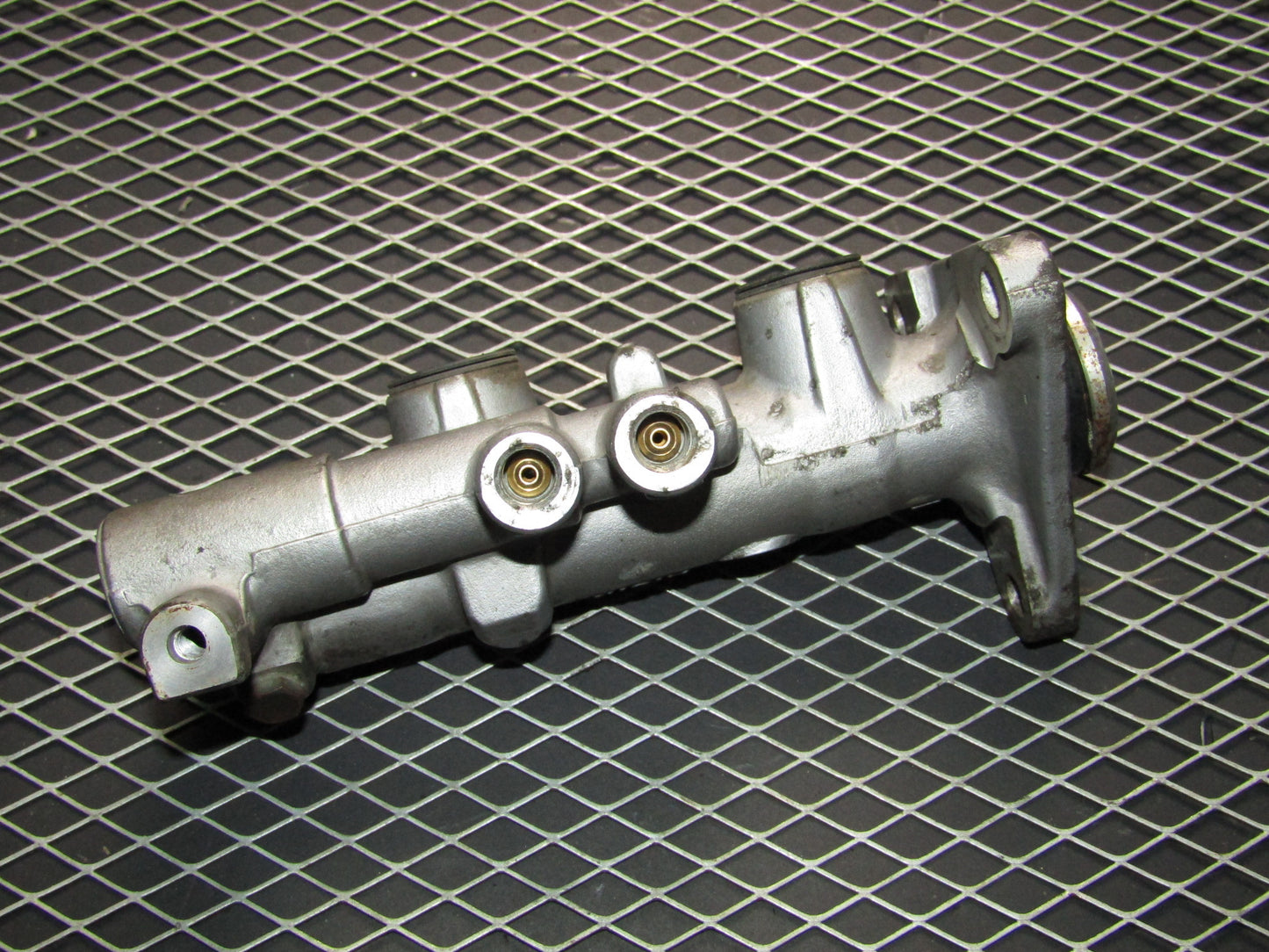 87 88 89 90 91 Toyota Crown Royal Saloon OEM Master Brake Cylinder