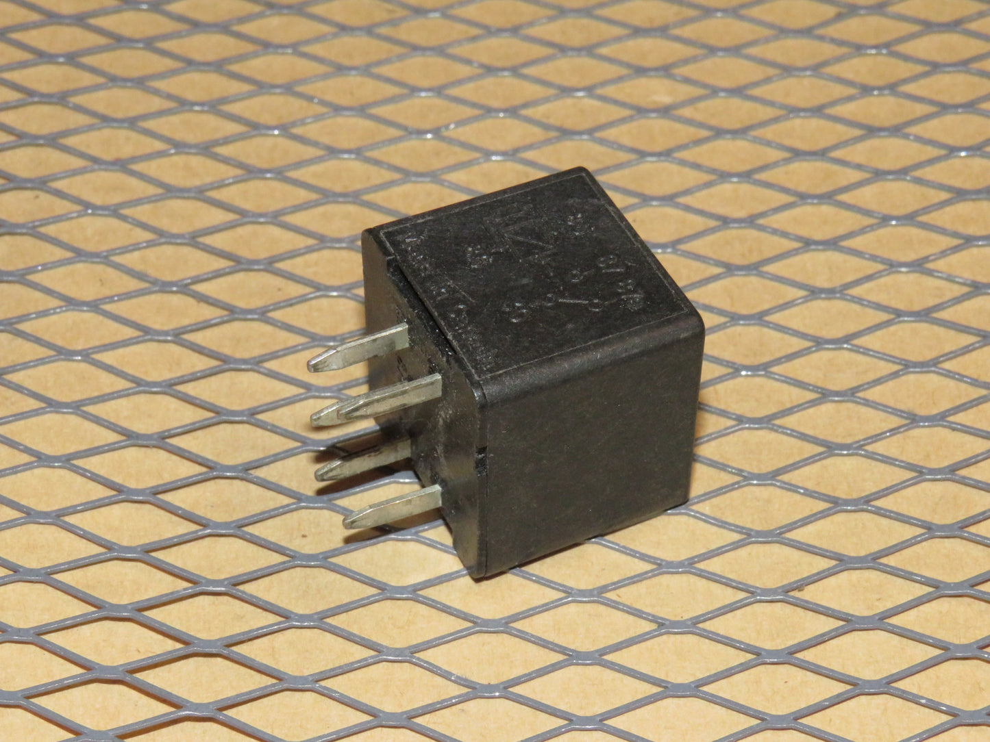 GM Relay 12077865 D00 Z7365