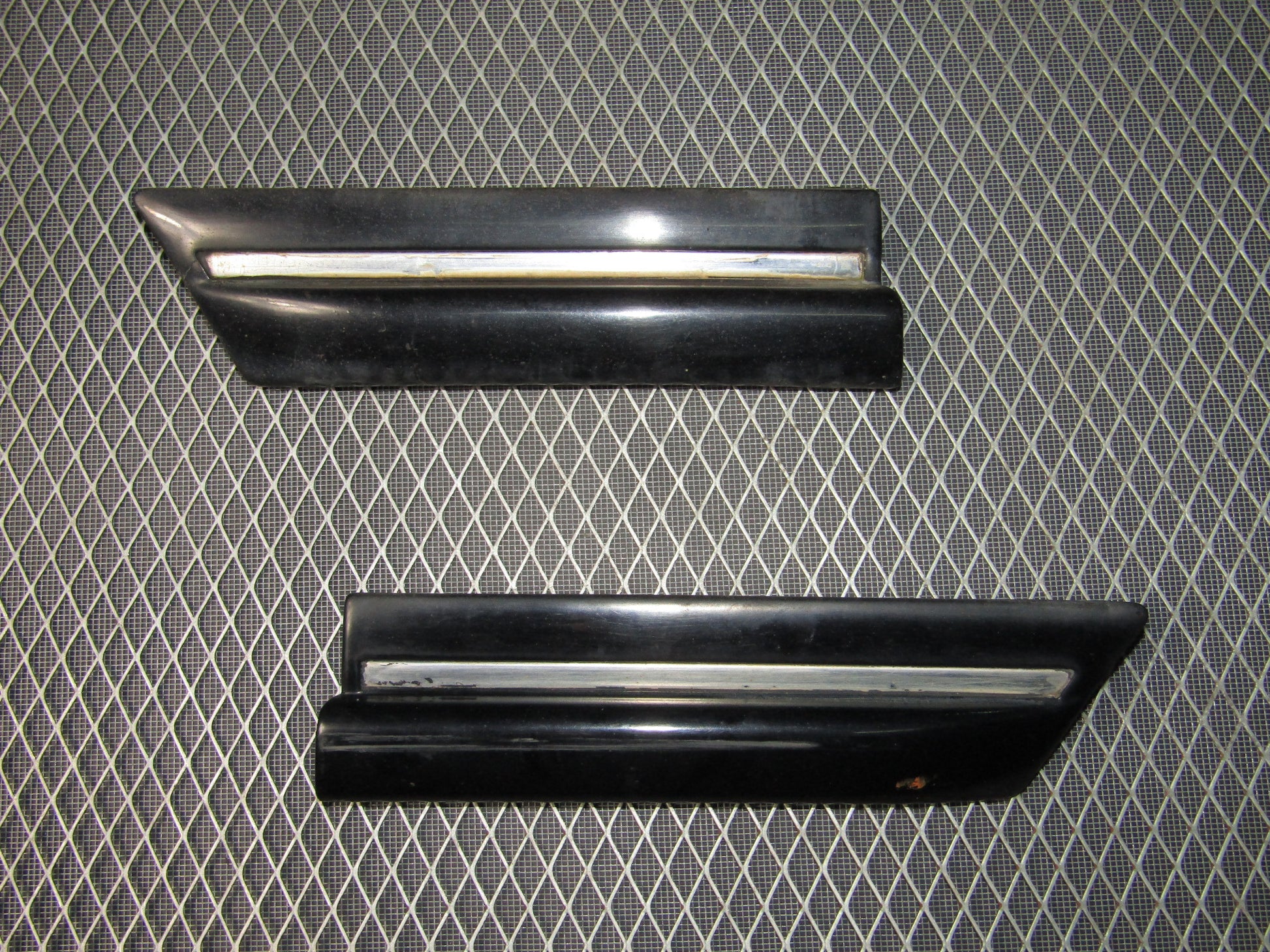 87-91 Toyota Crown Royal Saloon OEM Exterior Fender Moulding