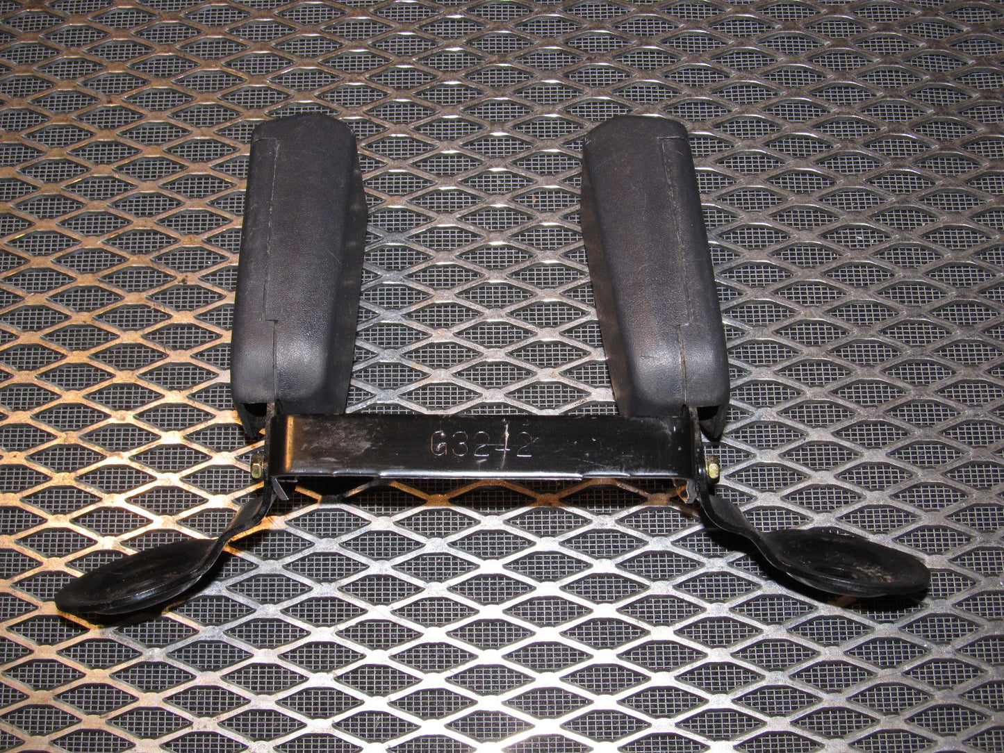94 95 96 97 Mitsubishi 3000GT OEM Rear Seat Belt Buckle