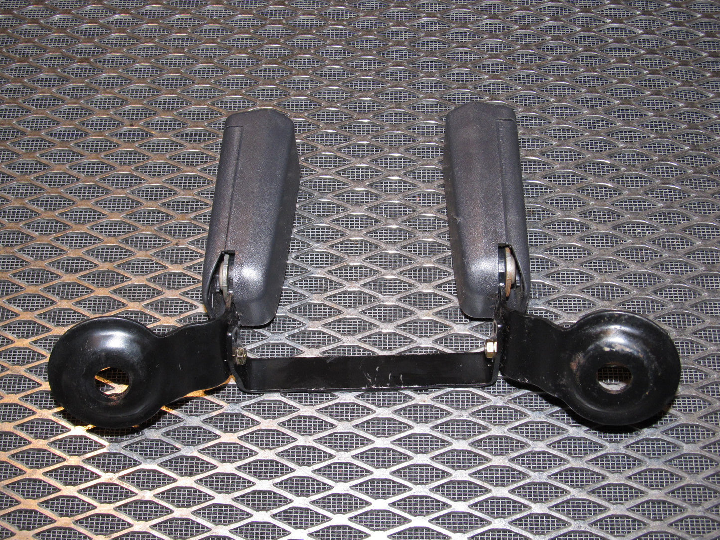 94 95 96 97 Mitsubishi 3000GT OEM Rear Seat Belt Buckle