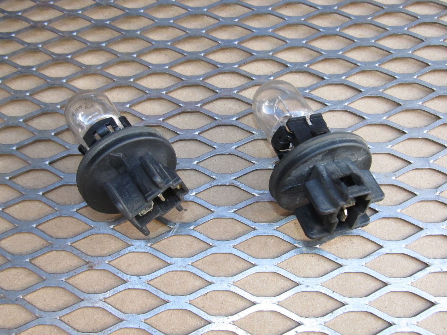 97 98 99 00 01 Honda Prelude OEM Front Signal Light Bulb Socket