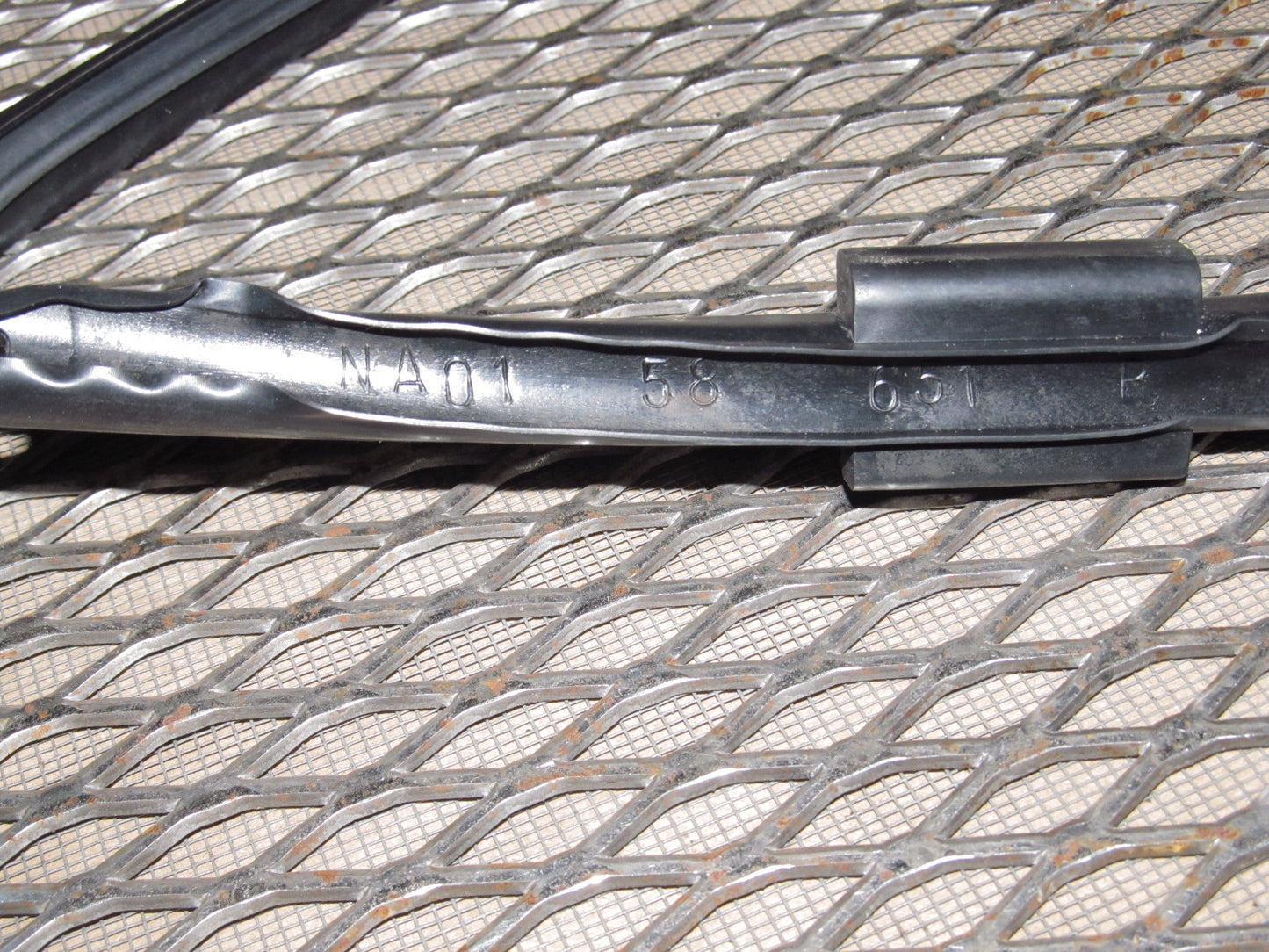 94 95 96 97 Mazda Miata OEM Quarter Window Rubber Seal - Right
